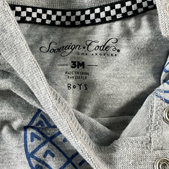 Sovereign Code Pineapple Short Sleeve Onesie 3 Months Gray with Blue Pineapples - Picture 3 of 3